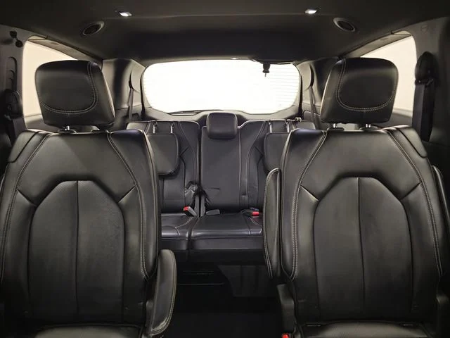 Used 2025 Ceramic Gray Clearcoat Chrysler Select image 22