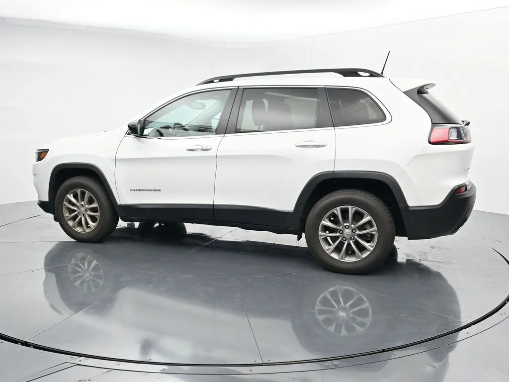 Used 2022 White Jeep Latitude Lux image 4