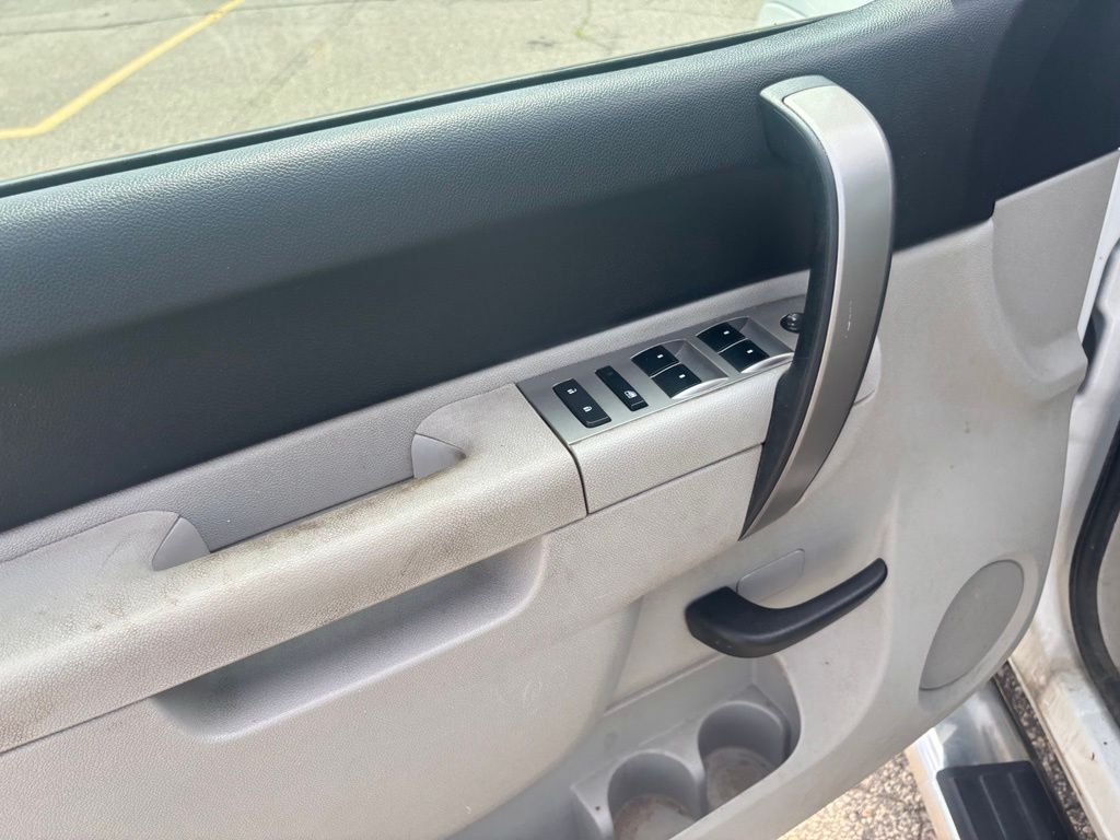 Used 2011 White Chevrolet LT image 18