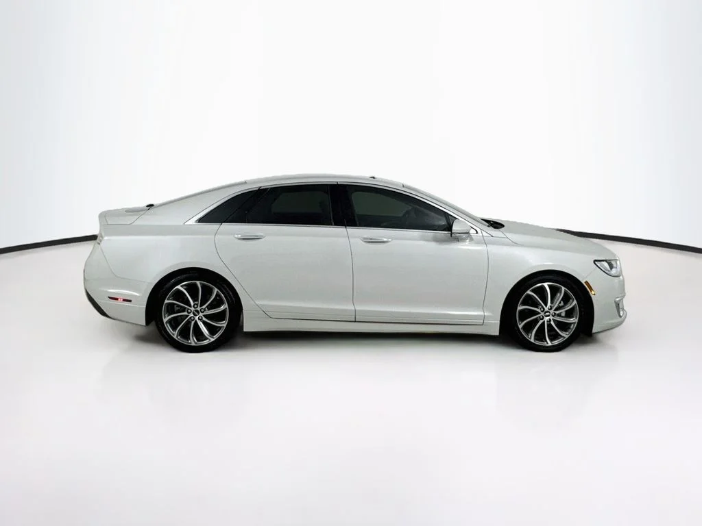 Used 2019 Pearl Metallic Lincoln Reserve image 8