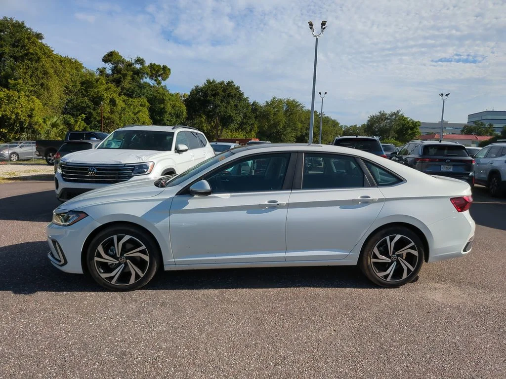 Certified Used 2025 White Volkswagen 1.5T SEL image 2
