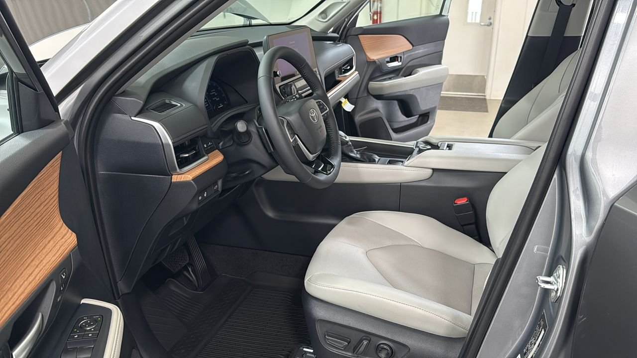 Certified Used 2026  Toyota Platinum image 34
