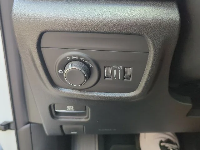 New 2026 Bright White Clear-Coat Exterior Paint Jeep Laredo image 21