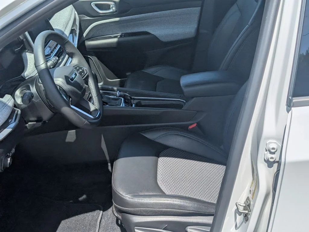 Used 2025 White Jeep Latitude image 15