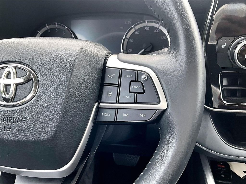 Used 2025 Silver Toyota XLE image 25