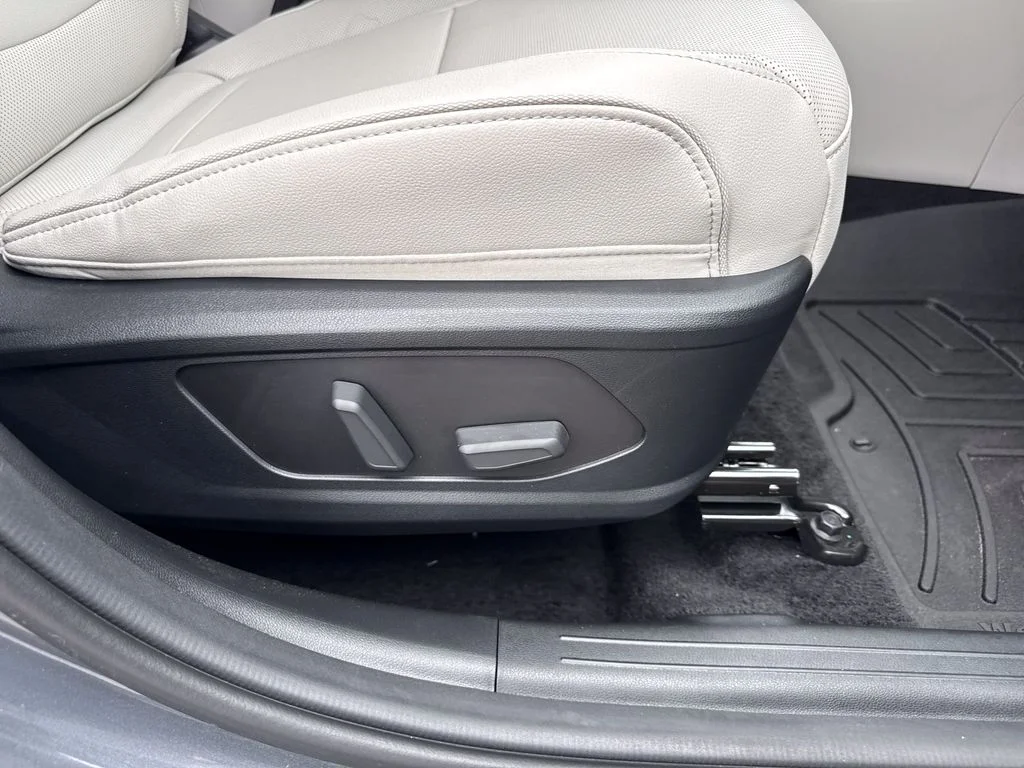 Used 2025 Ecotronic Gray Hyundai Limited image 35