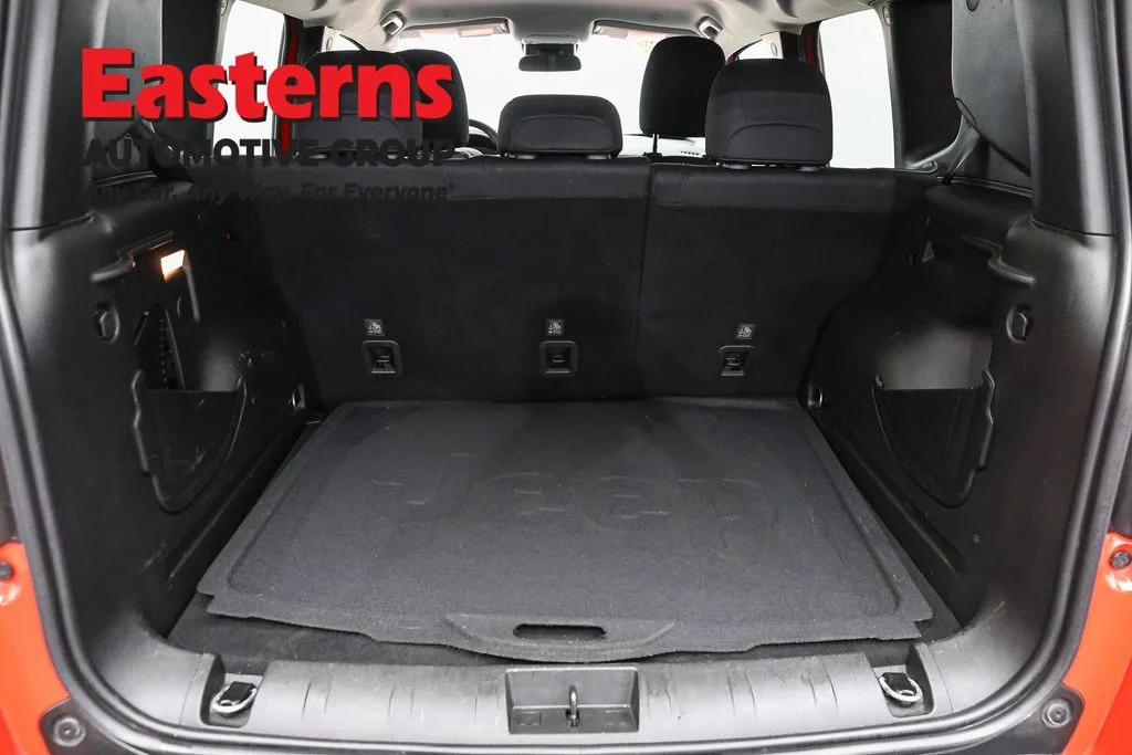 Used 2021 Red Jeep Latitude image 9