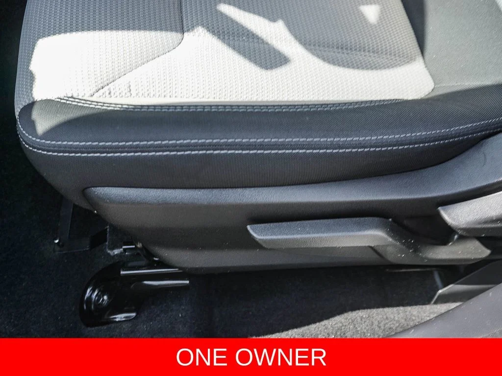 Used 2020 White Subaru Base image 19