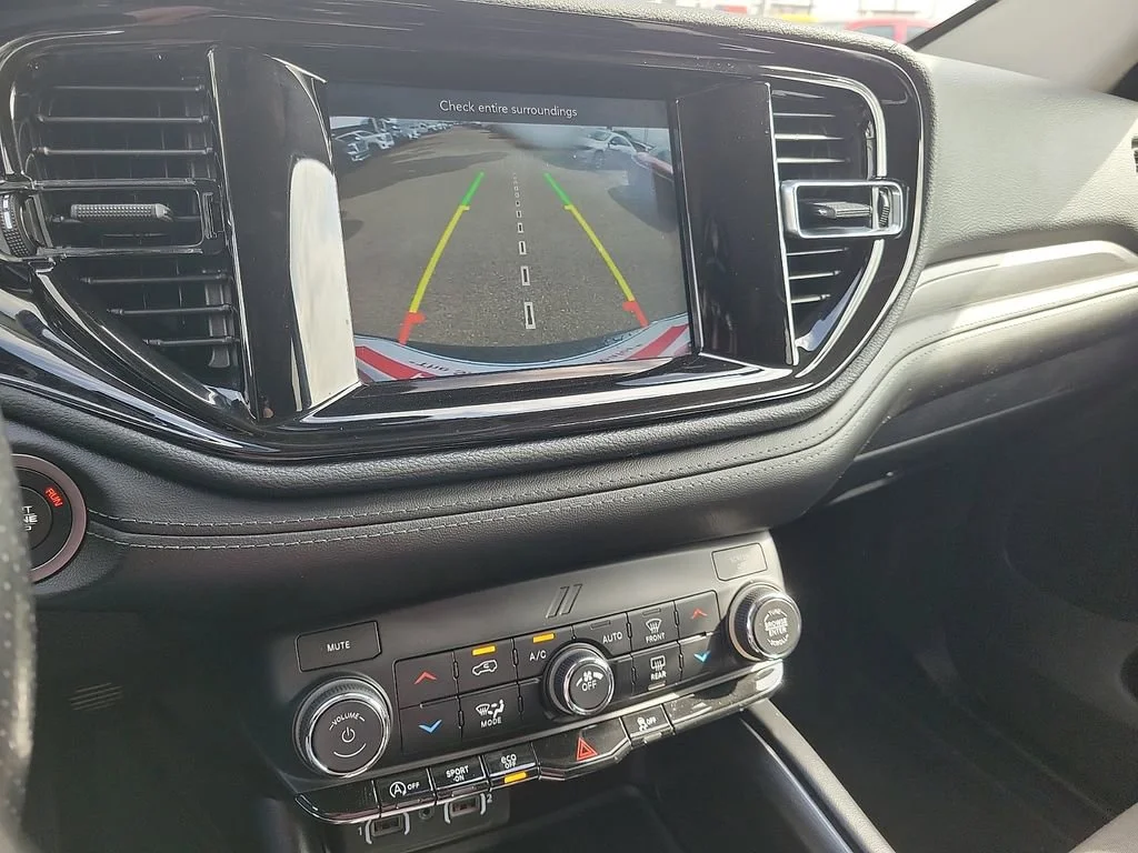 Used 2021  Dodge SXT image 21