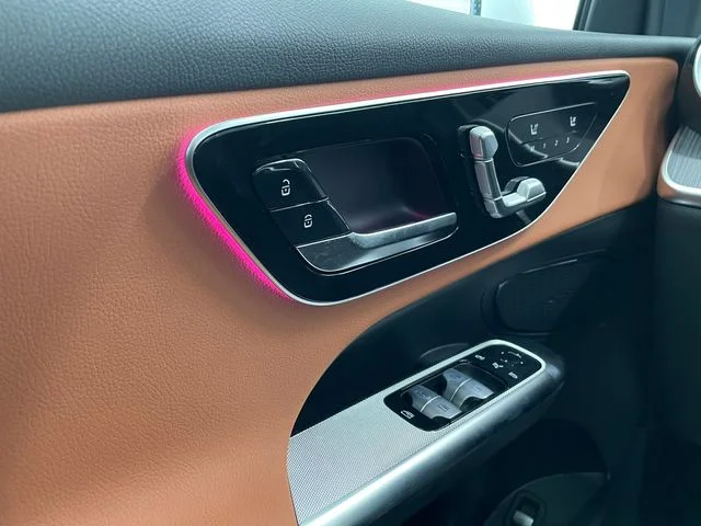 New 2027 White Mercedes-Benz GLC 300 image 38