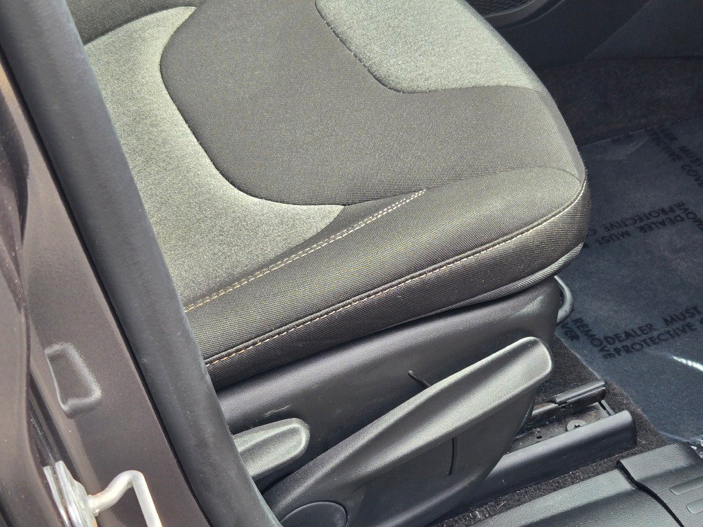 Used 2014 Crystal Metallic Jeep Latitude image 6