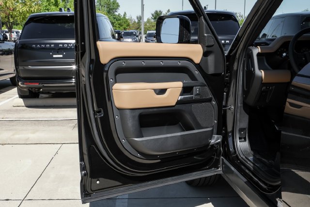 New 2026 Santorini Black Metallic Land Rover X image 36
