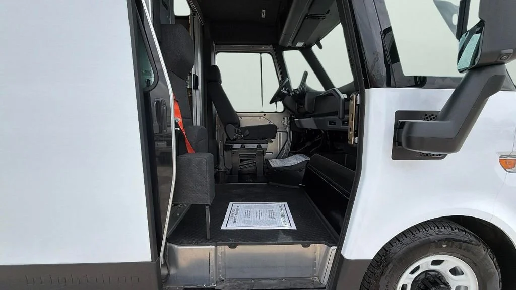 Used 2024 Oyster White BrightDrop EJY image 31