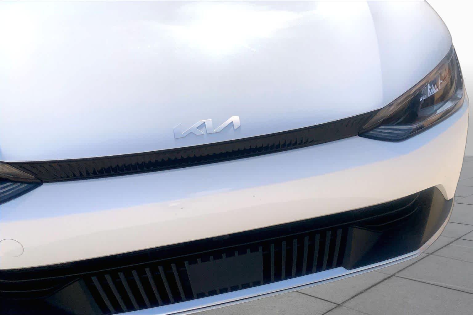 Certified Used 2024 Snow White Pearl Kia Light Long Range image 27