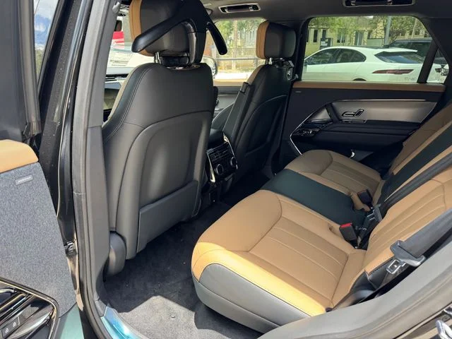 New 2026 Santorini Black Land Rover Dynamic SE image 15