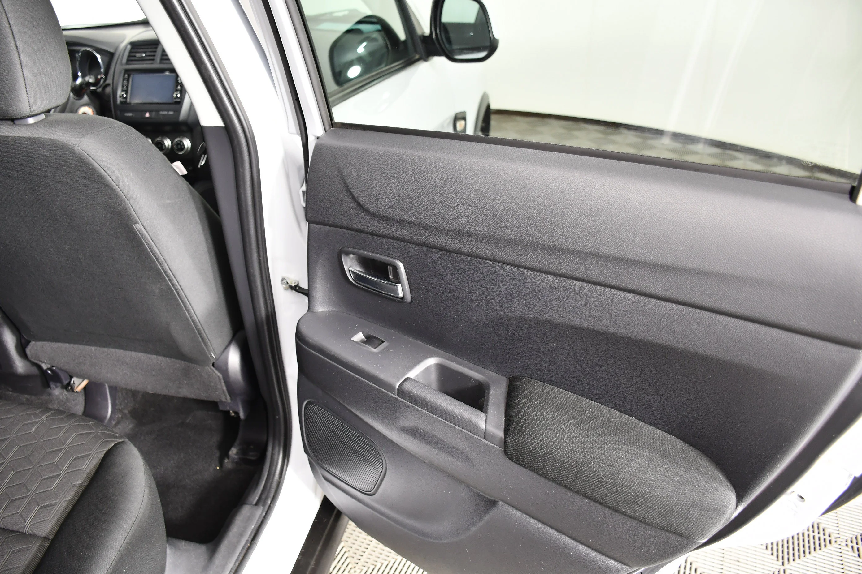 Used 2022 White Diamond Mitsubishi ES image 42