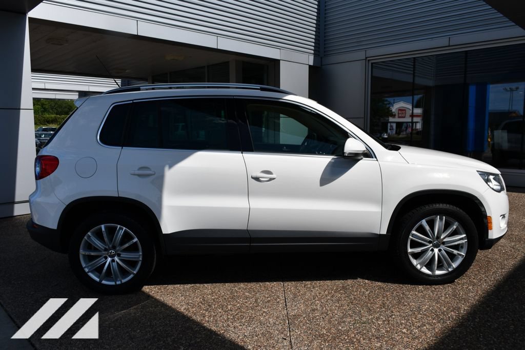 Used 2010  Volkswagen SE image 9