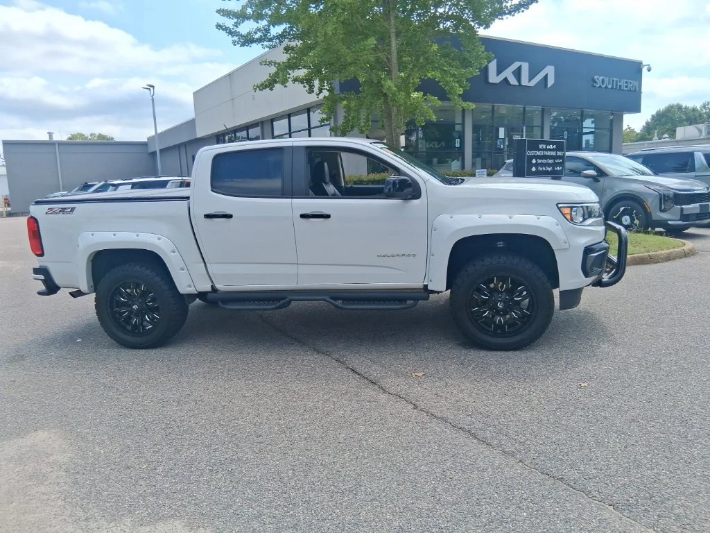 Used 2022 White Chevrolet Z71 image 4