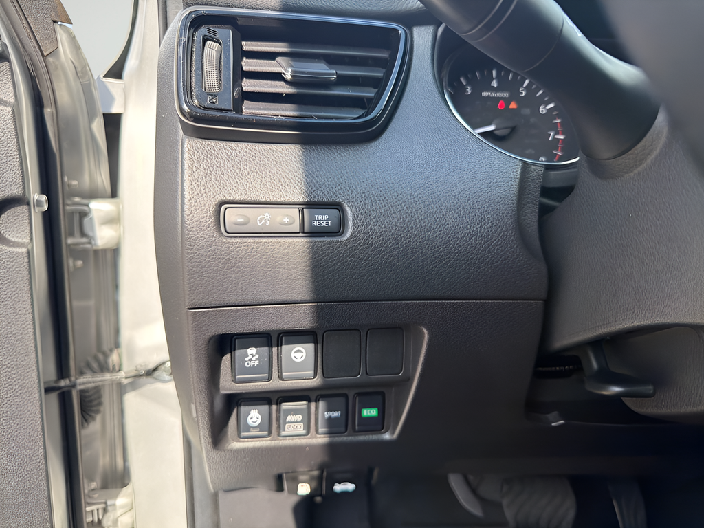 Used 2022 Silver Nissan SL image 33