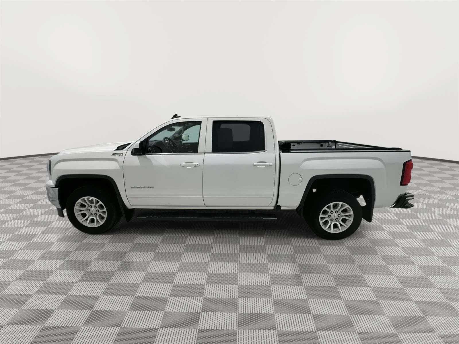 Used 2016 SUMMIT WHITE GMC SLE image 2