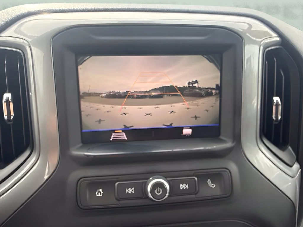 Used 2020 White GMC Base image 16