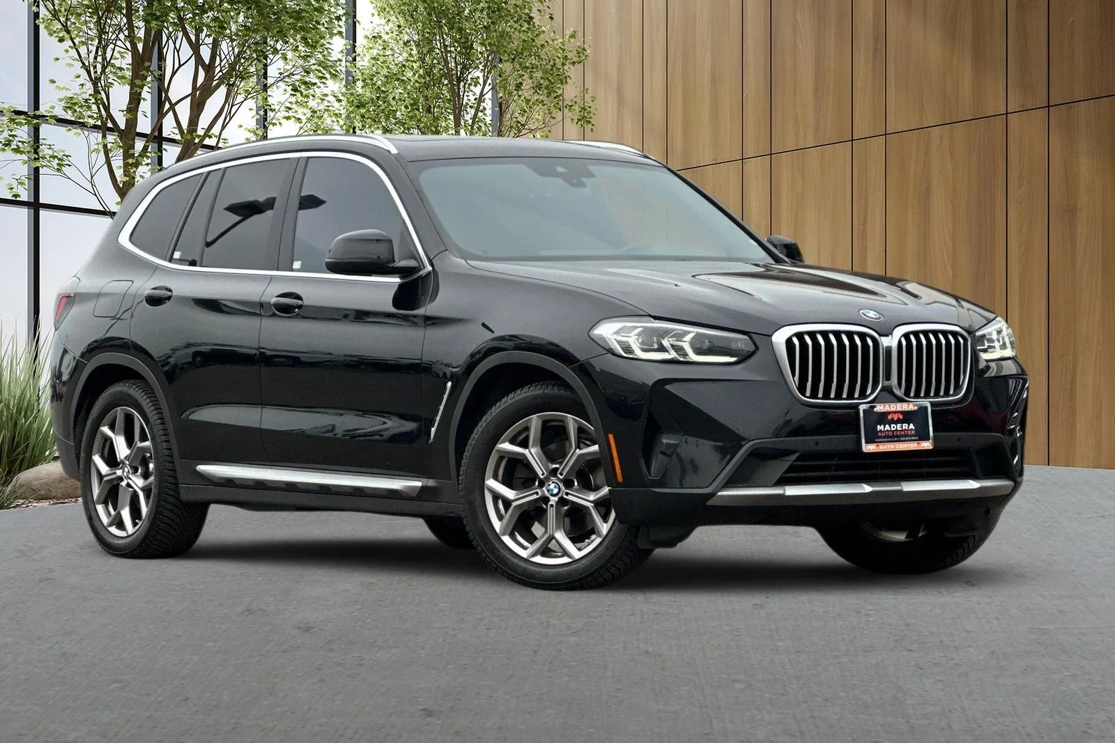 Used 2022 Black BMW xDrive30i image 2