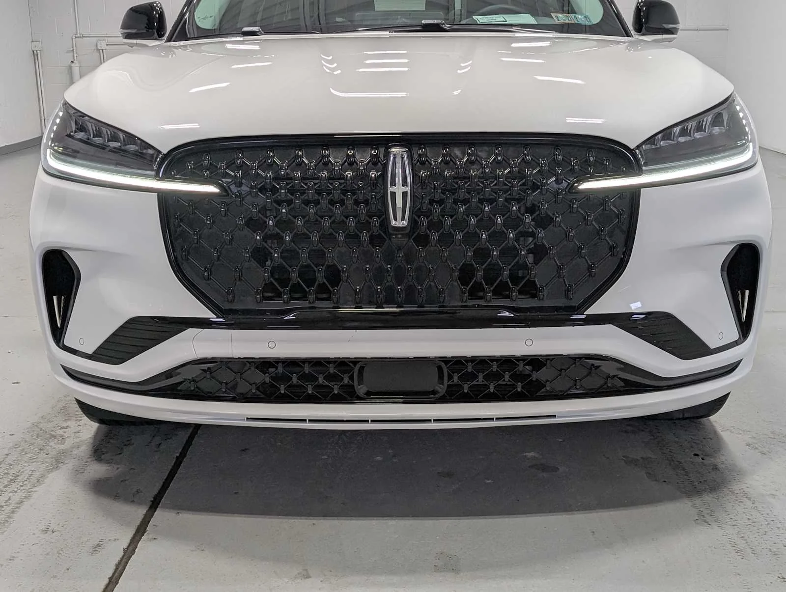 Used 2025 Pristine White Metallic Tri-Coat Lincoln Premiere image 2