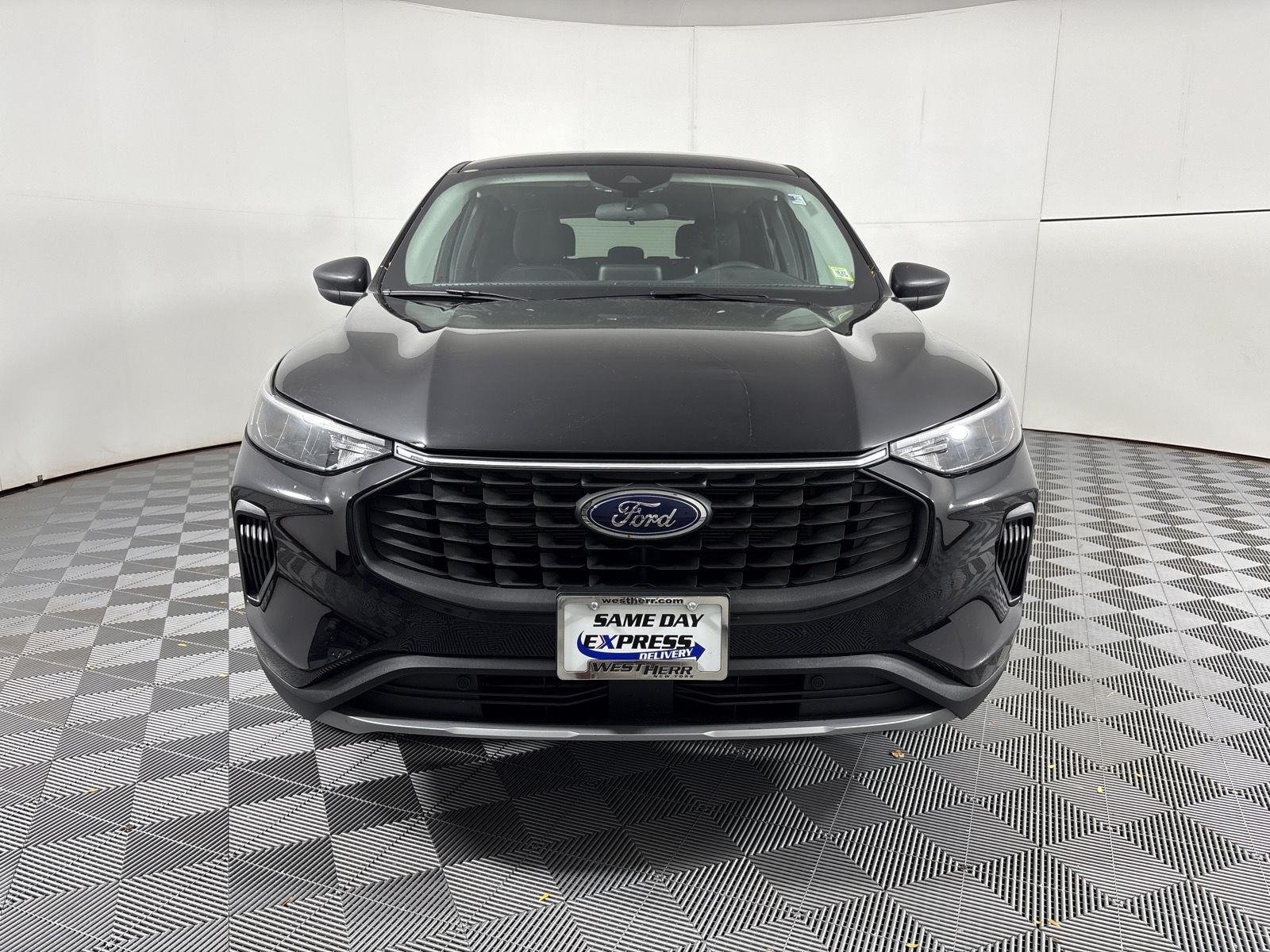 Used 2024 Agate Black Ford Active image 2