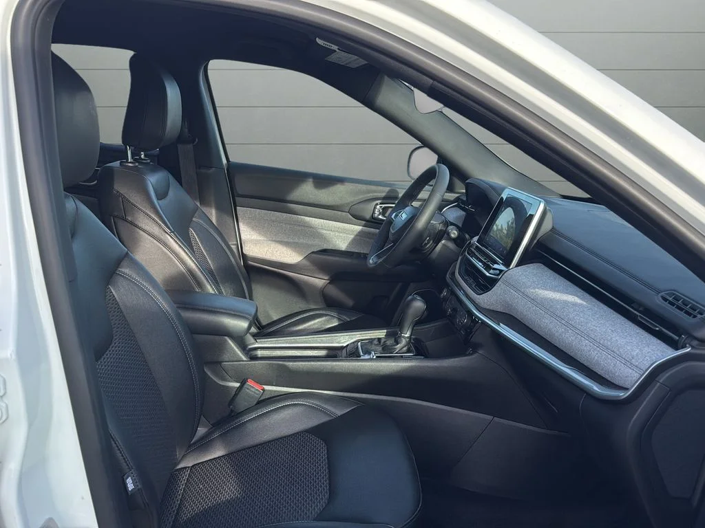 Used 2025 White/off-white Jeep Latitude image 15