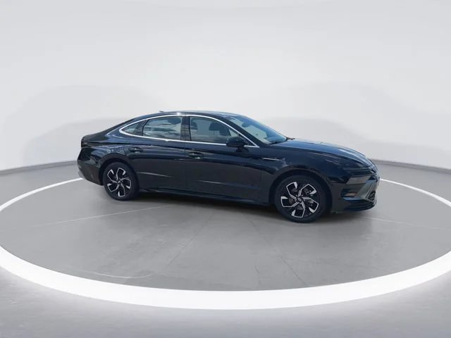 Used 2025 Black Hyundai SEL image 9