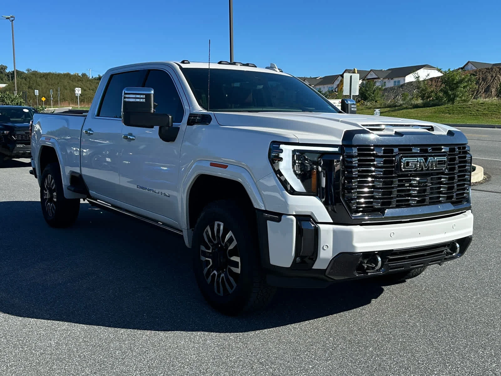Used 2024 White Frost Tricoat GMC Denali Ultimate image 2