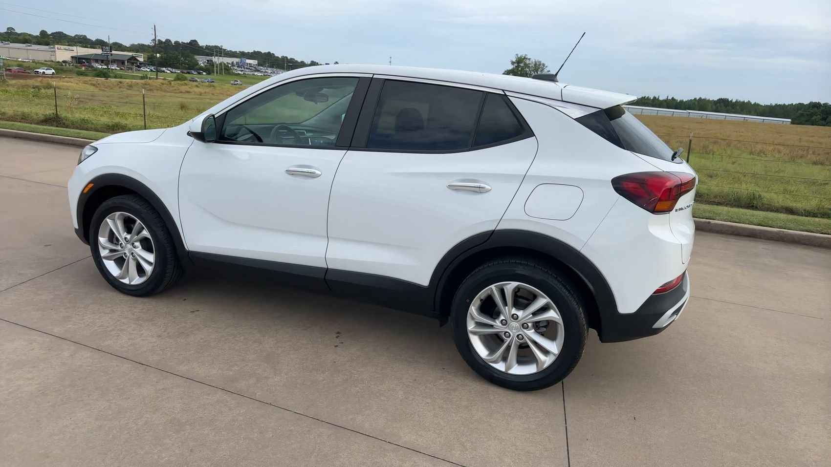 Used 2023 Summit White Buick Preferred image 6