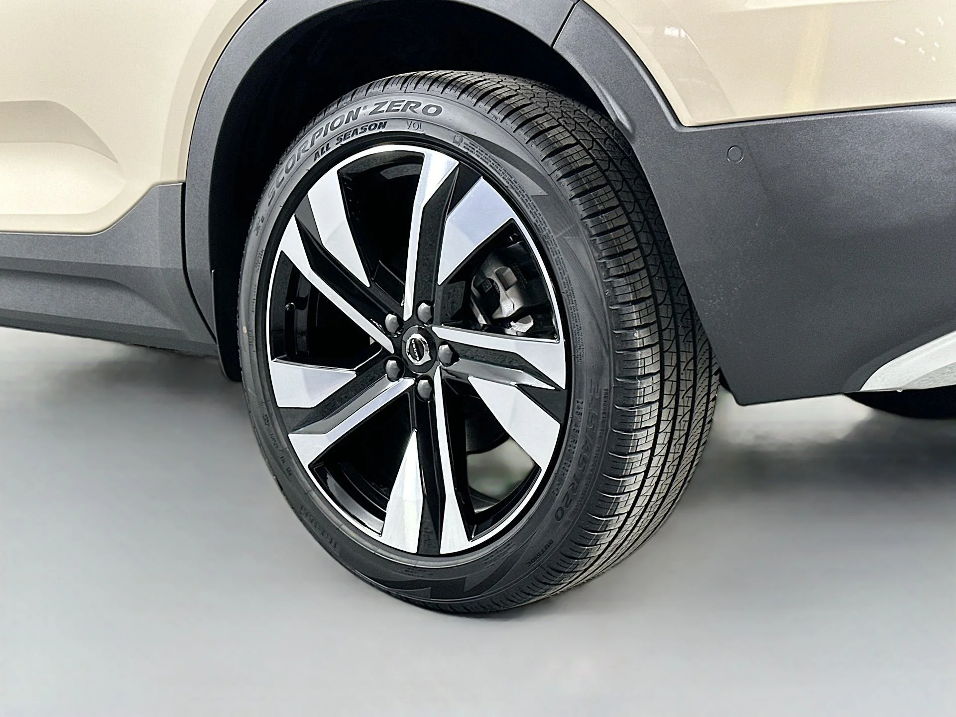 2025 Volvo XC40 Ultra - Photo 21