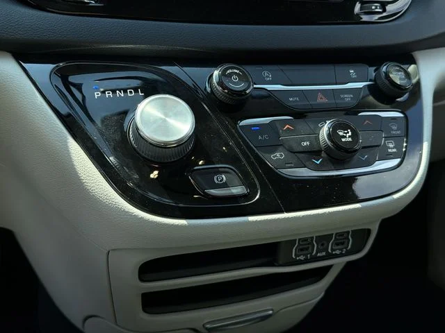 Used 2021 White Chrysler L image 24