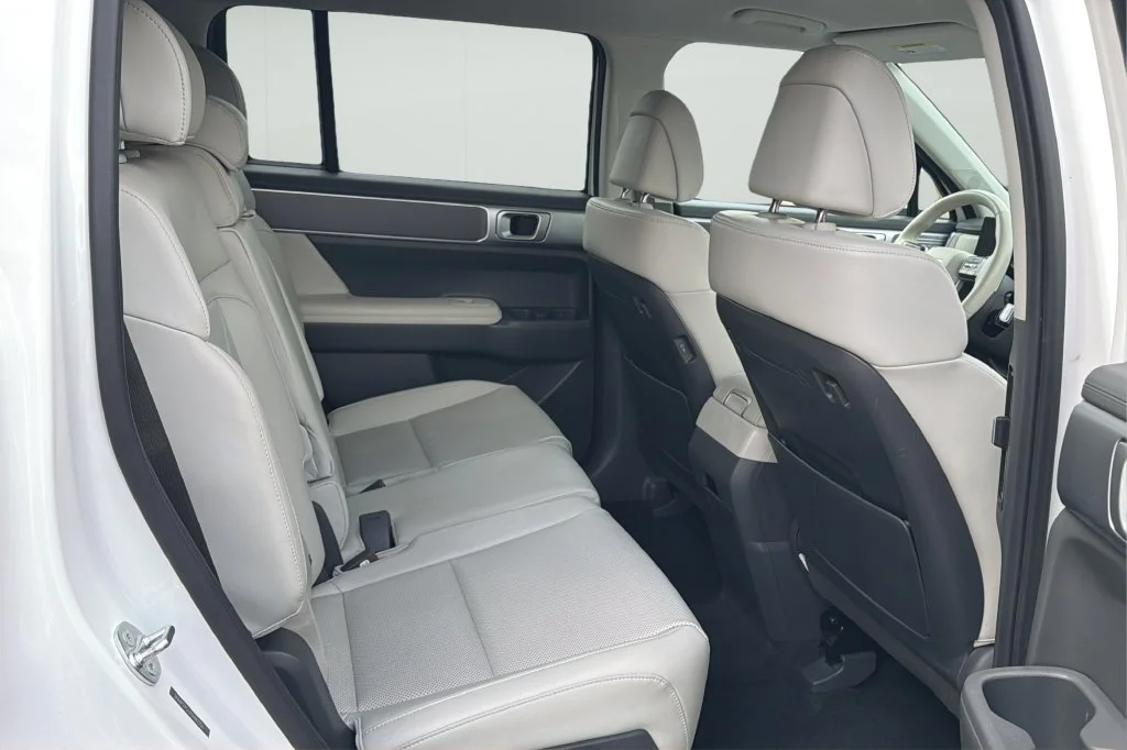 Used 2025 White Hyundai SEL image 13