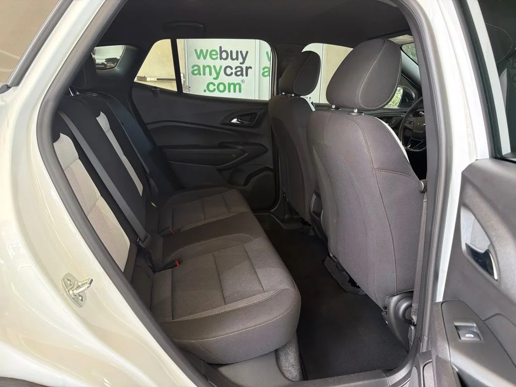 Used 2025 White Chevrolet 1RS image 27