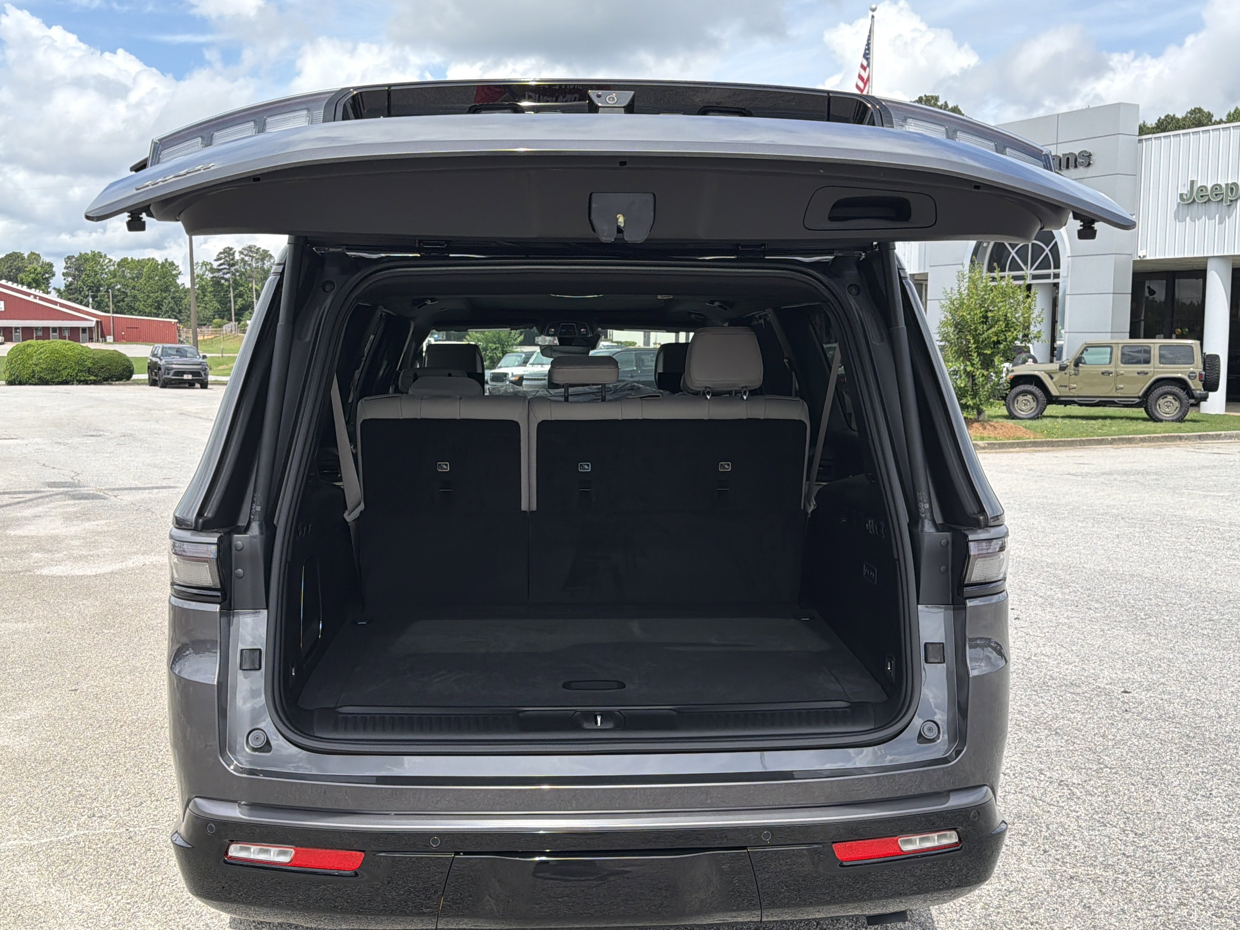 New 2026 Baltic-Gray Metallic Clear-Coat Exterior Paint Jeep Limited Reserve image 19