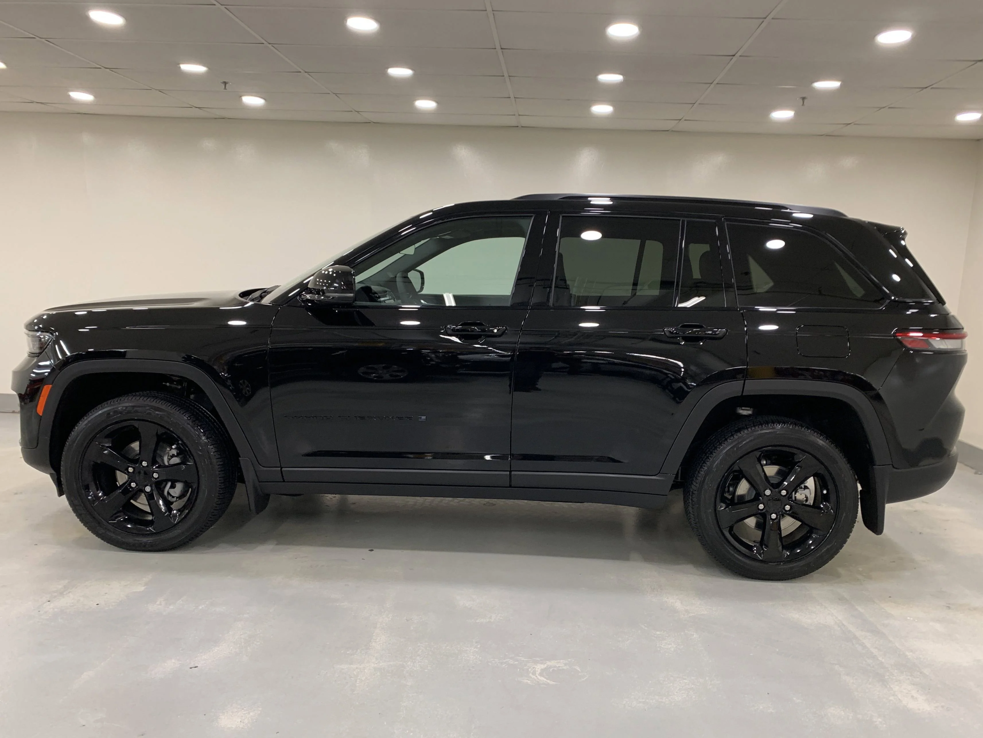 New 2025 Diamond Blk Crystal Pearl Jeep Altitude image 2
