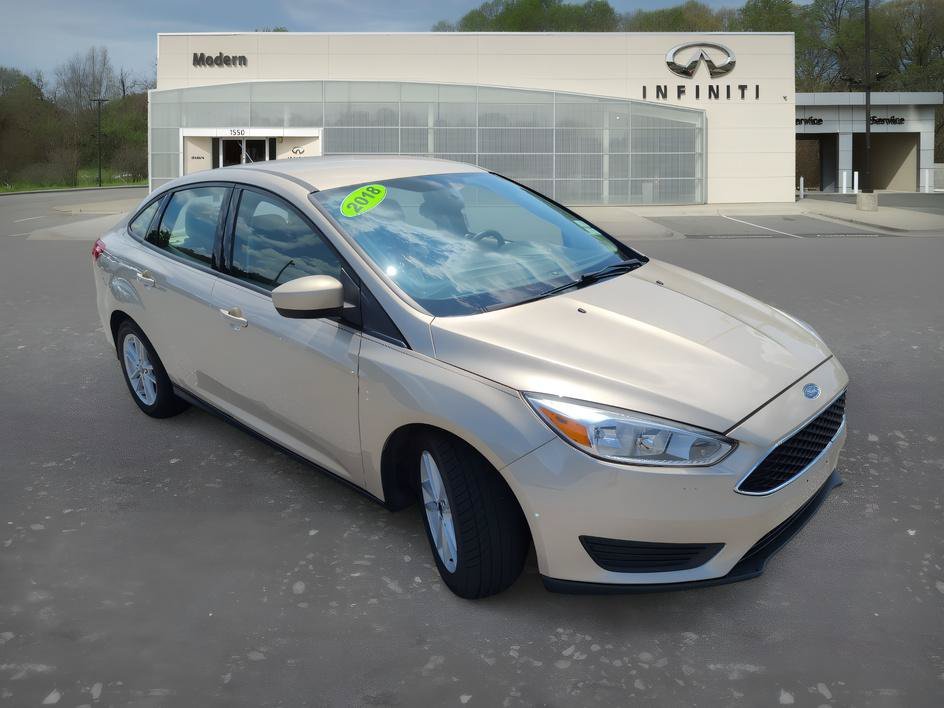 Used 2018 White Gold Metallic Ford SE image 2