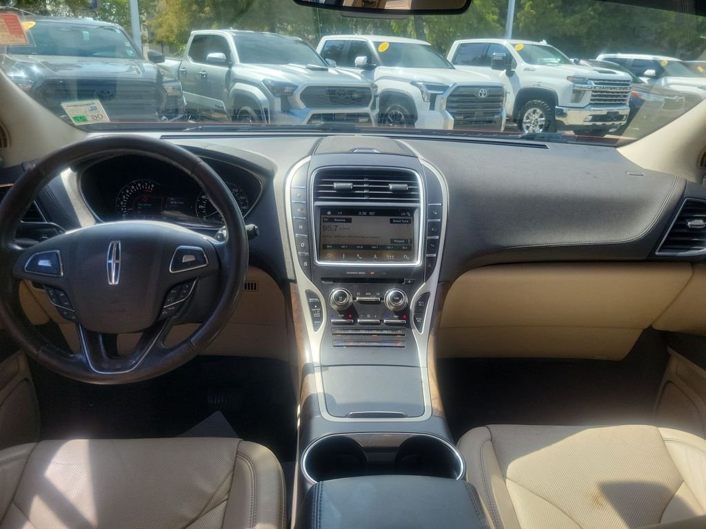 Used 2016 Red Lincoln Reserve image 24