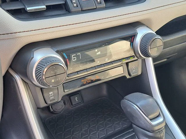 Certified Used 2020  Toyota XLE Premium image 18