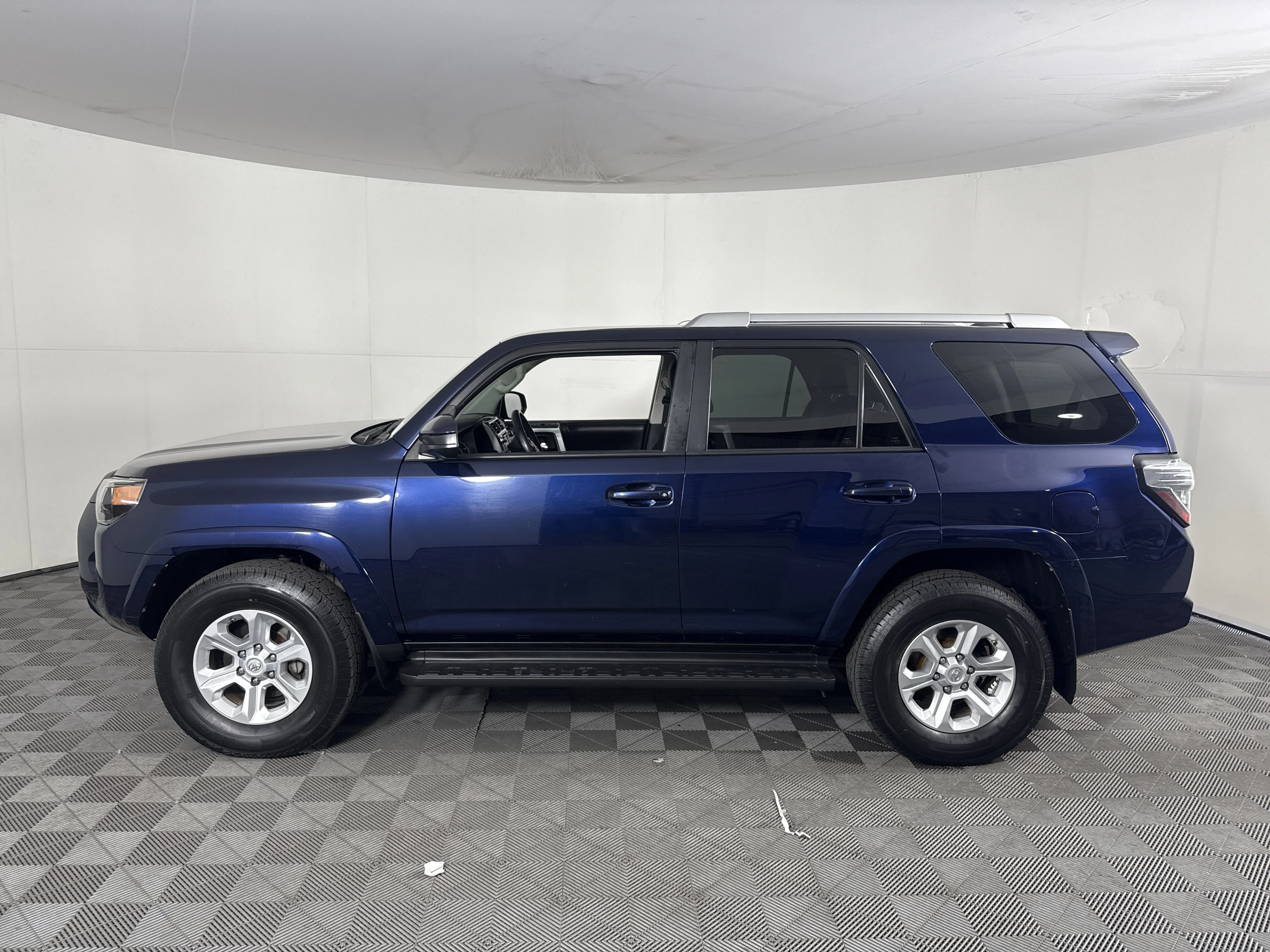 Used 2017 Nautical Blue Metallic Toyota SR5 image 7