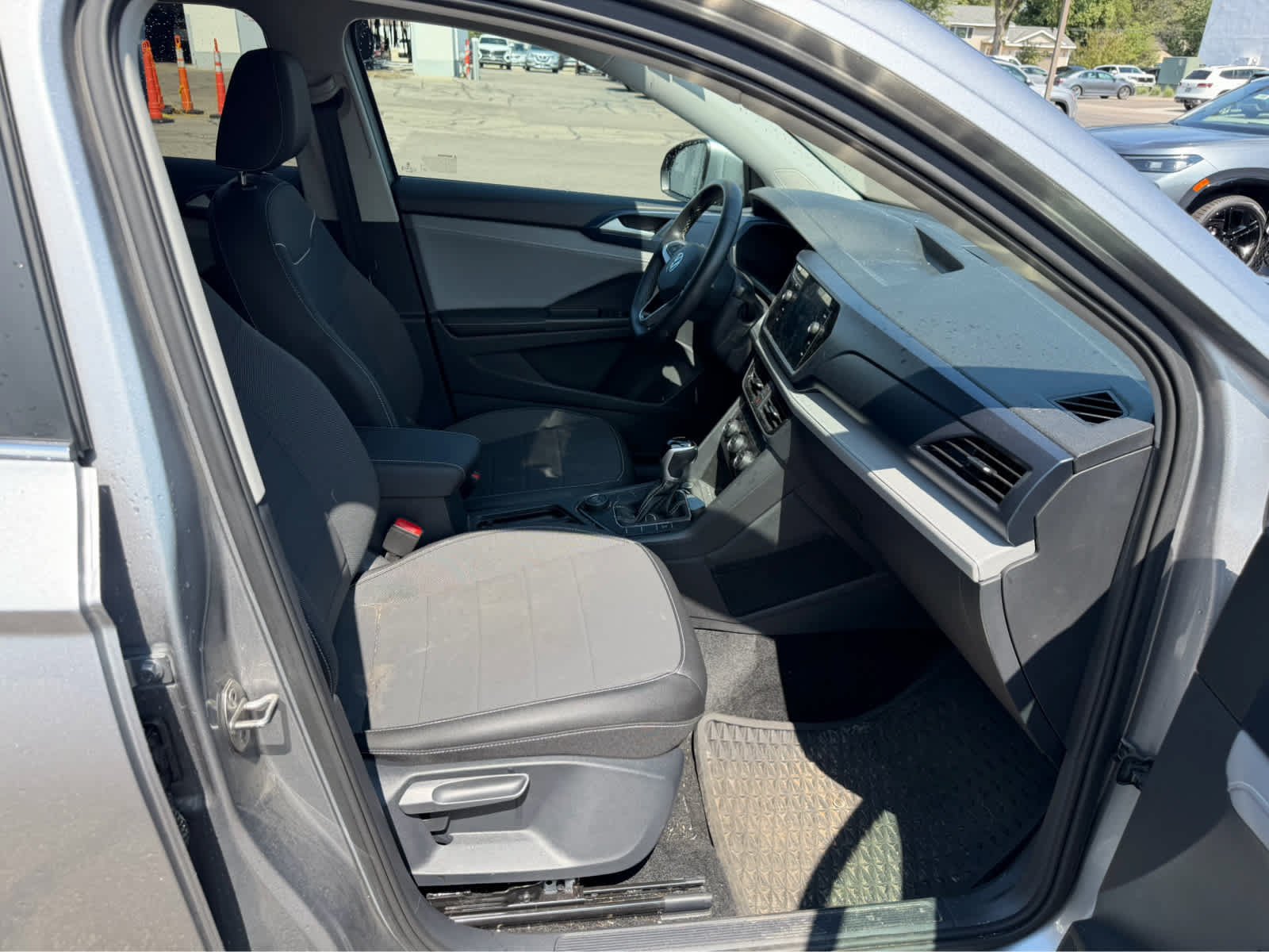 Used 2024 Silver Volkswagen SE image 8