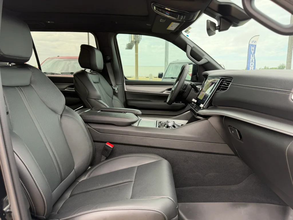 Used 2026 BLACK Jeep Upland image 12