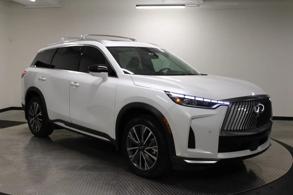 Certified Used 2026 White INFINITI LUXE image 9