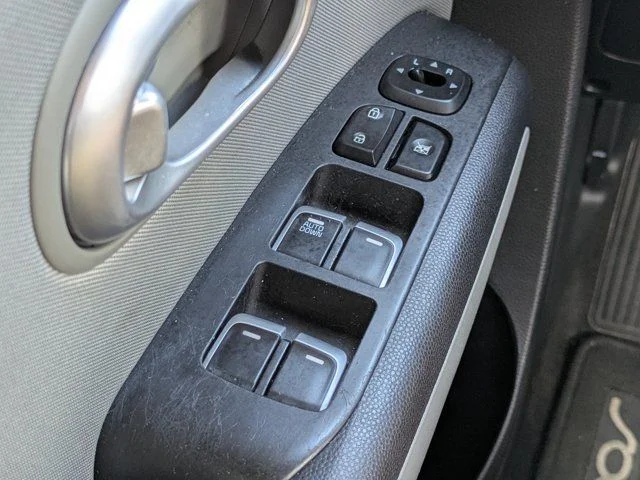 Used 2018 Clear White Kia Base image 19