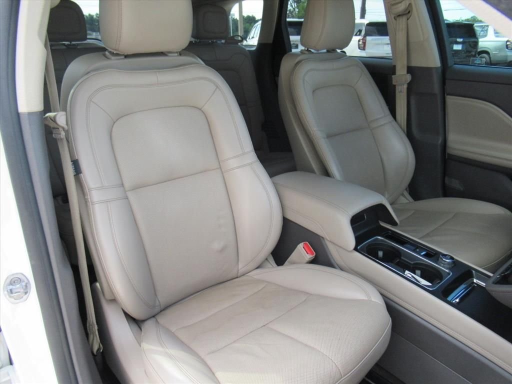 Used 2022 White Lincoln Standard image 9