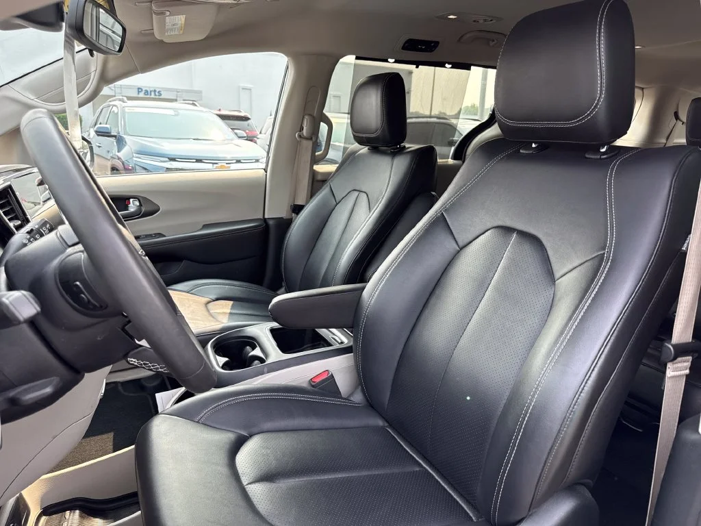 Used 2024 Silver Chrysler Touring L image 12