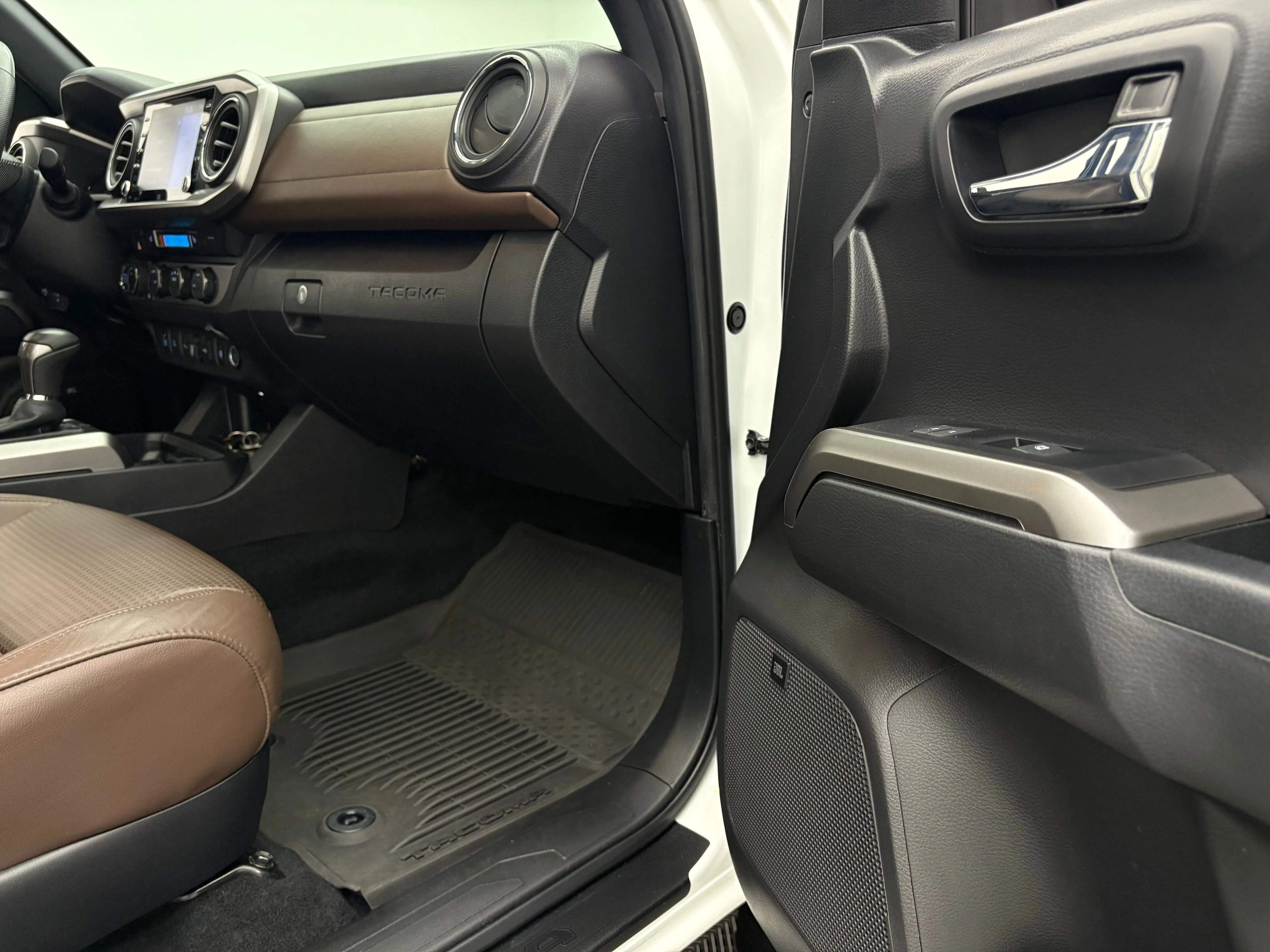 Used 2023 Ice Toyota Limited image 33
