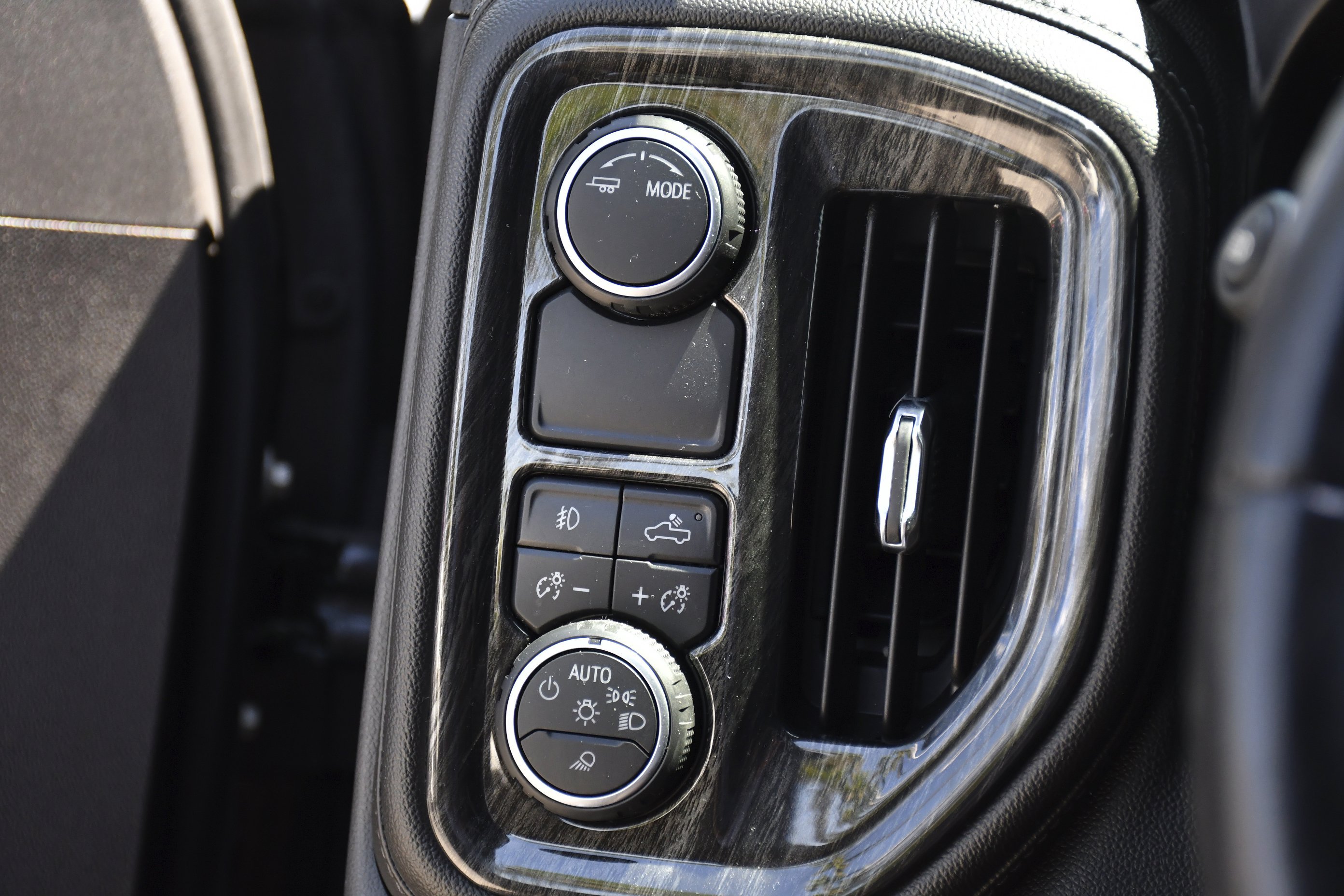 Used 2020 Black Chevrolet LTZ image 17